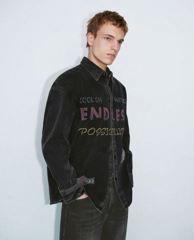  URBAN REVIVO - Áo sơ mi denim nam phối họa tiết thời thượng 