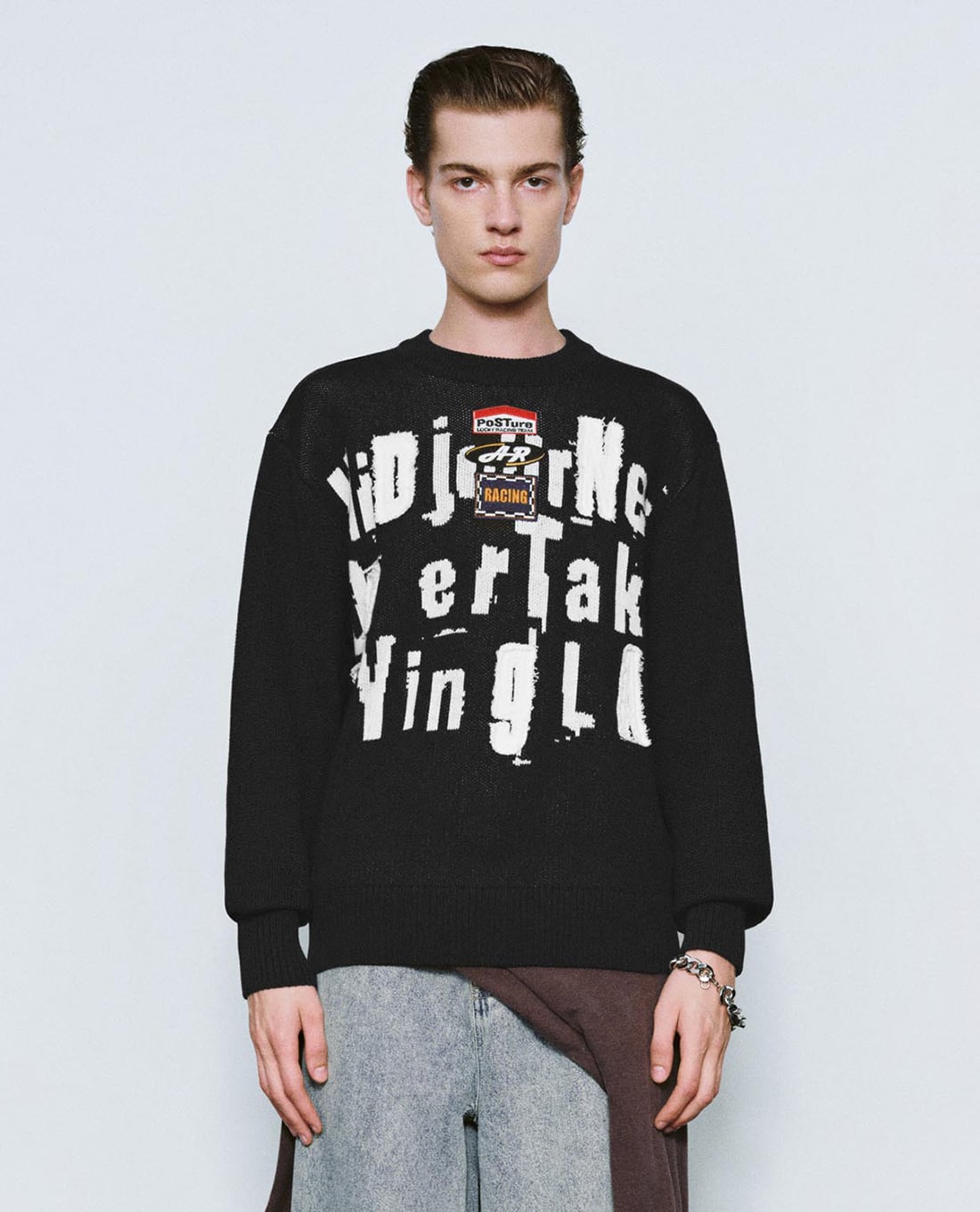 URBAN REVIVO - Áo sweatshirt nam cổ tròn tay dài phối hình