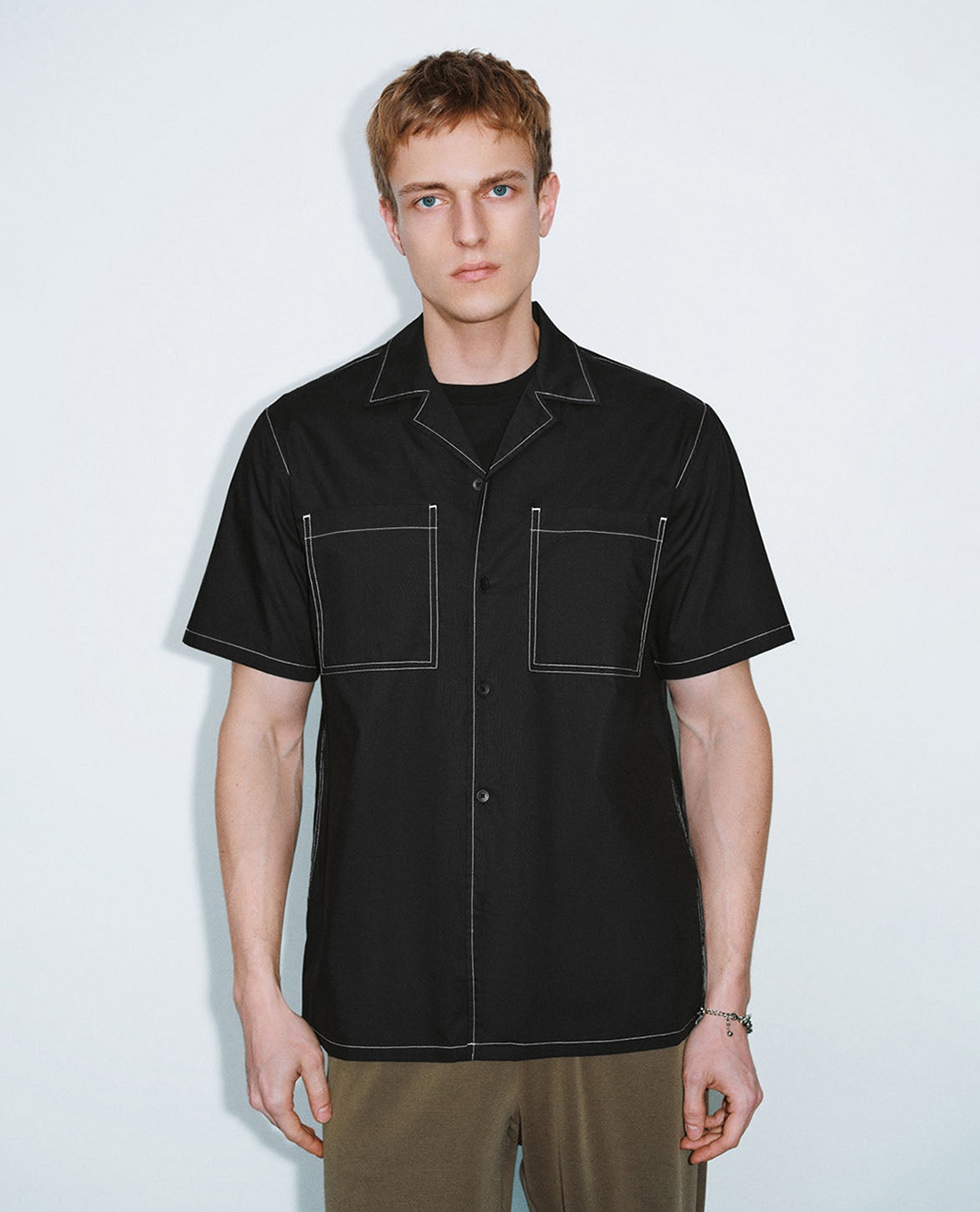 URBAN REVIVO - Áo sơ mi nam cổ bẻ tay ngắn phối túi