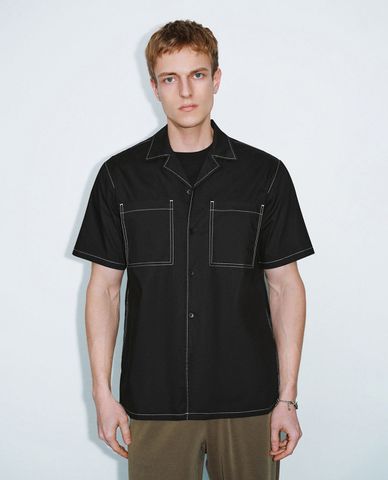  URBAN REVIVO - Áo sơ mi nam cổ bẻ tay ngắn phối túi 