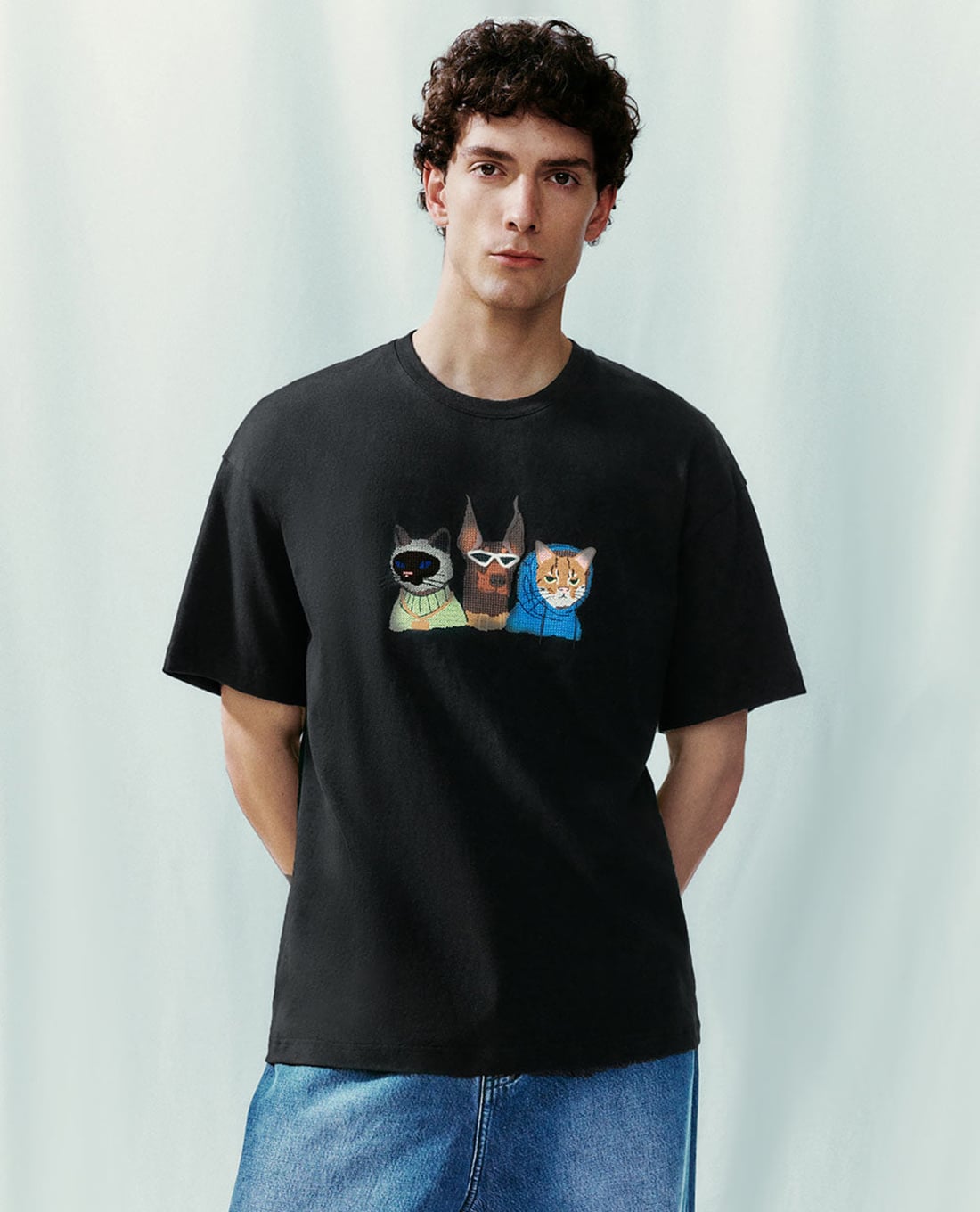 URBAN REVIVO - Áo thun nam cổ tròn tay ngắn Cartoon Straight