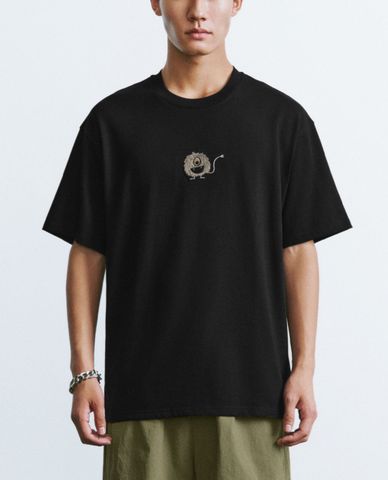  URBAN REVIVO - Áo thun nam cổ tròn tay ngắn phối hình thêu trẻ trung 