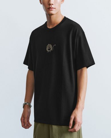  URBAN REVIVO - Áo thun nam cổ tròn tay ngắn phối hình thêu trẻ trung 