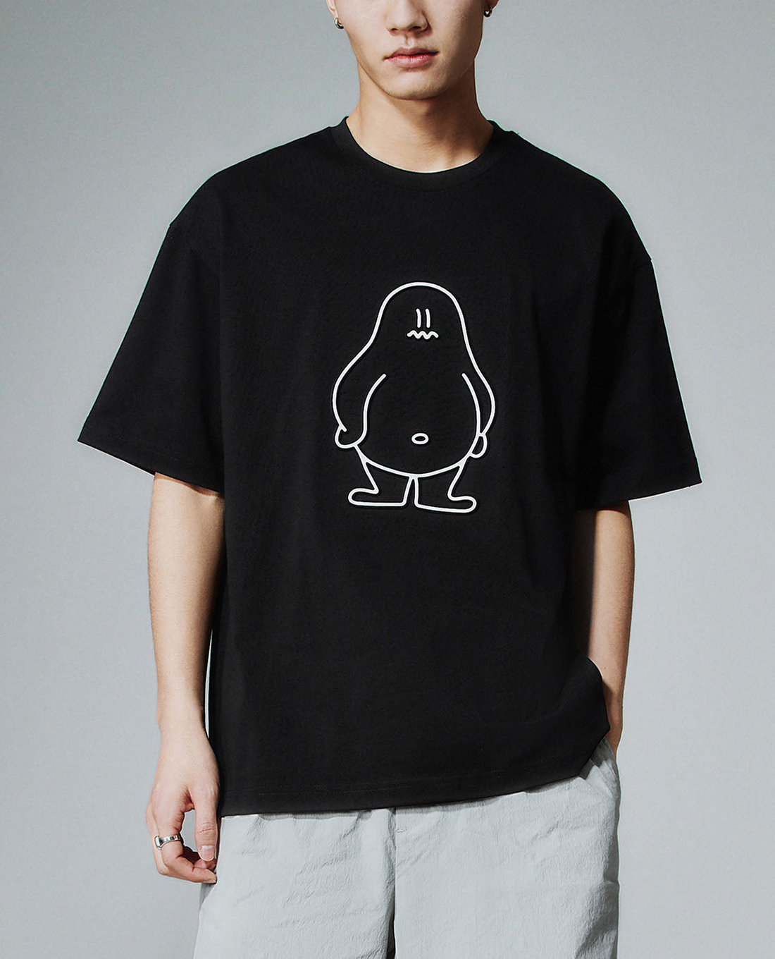 URBAN REVIVO - Áo thun nam cổ tròn tay ngắn in họa tiết