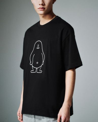  URBAN REVIVO - Áo thun nam cổ tròn tay ngắn in họa tiết 