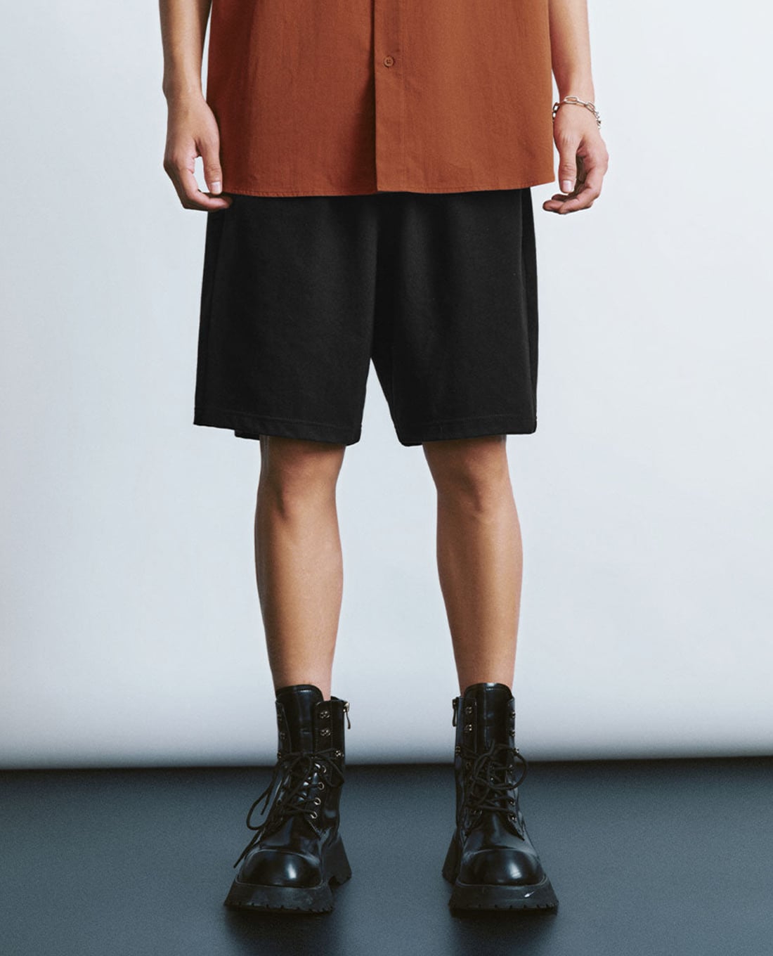 URBAN REVIVO - Quần short nam ngang gối lưng thun Drawstring Waist Knitted