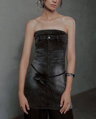  URBAN REVIVO - Đầm denim mini dạng ống wash bạc hiện đại 