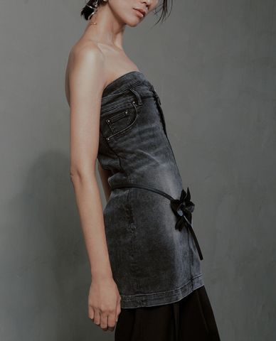  URBAN REVIVO - Đầm denim mini dạng ống wash bạc hiện đại 