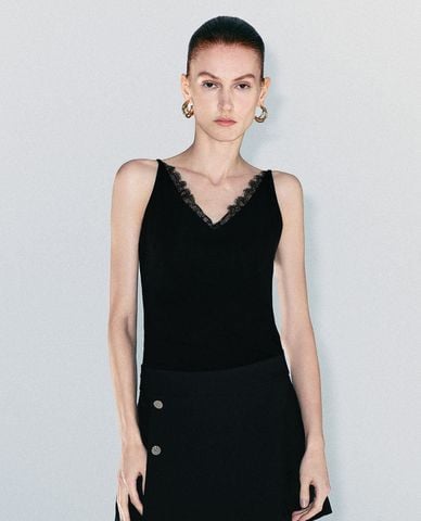  URBAN REVIVO - Áo sát nách nữ cổ V phom ôm phối ren cá tính 