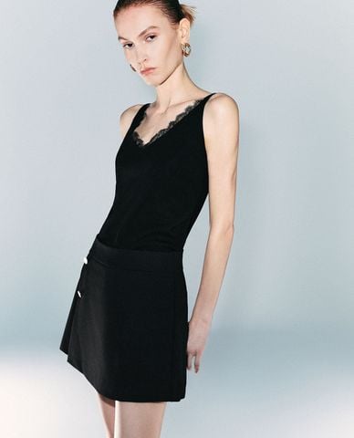  URBAN REVIVO - Áo sát nách nữ cổ V phom ôm phối ren cá tính 