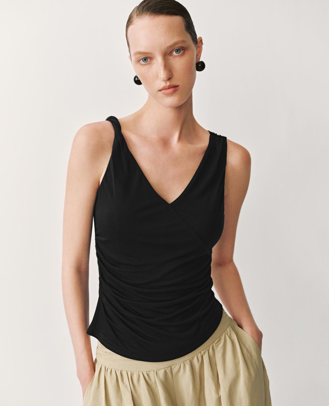 URBAN REVIVO - Áo sát nách nữ cổ V hiện đại