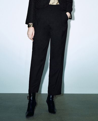  URBAN REVIVO - Quần nữ ống đứng xếp li Regular Carrot Fit 