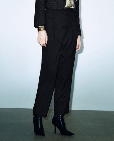  URBAN REVIVO - Quần nữ ống đứng xếp li Regular Carrot Fit 