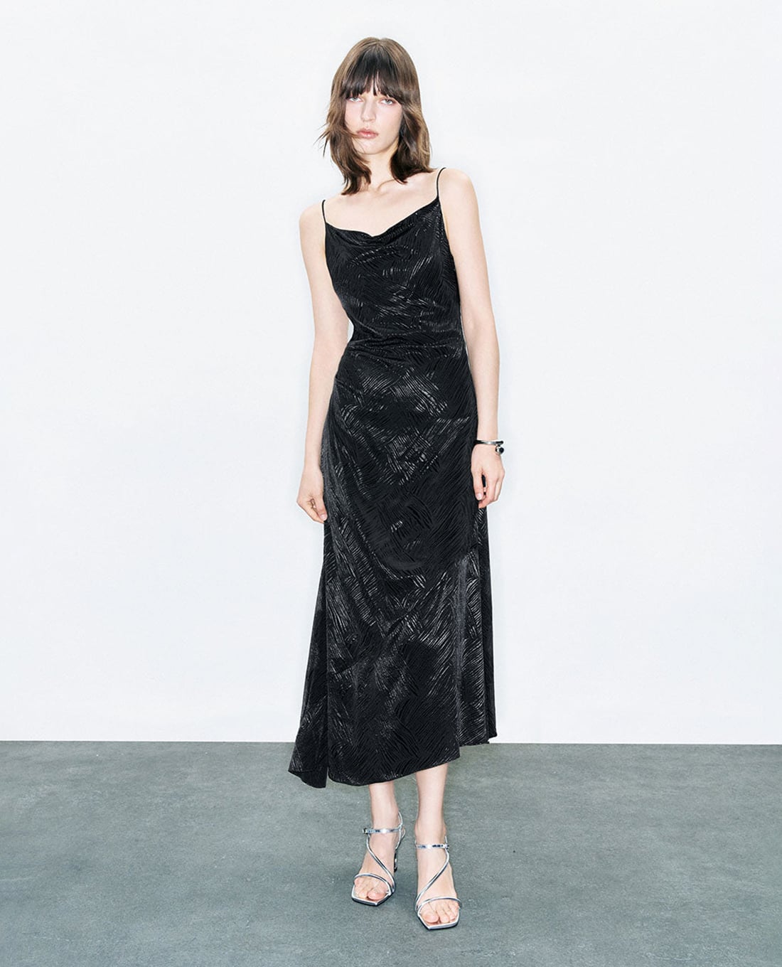 URBAN REVIVO - Đầm dài hai dây dáng chữ A Emobssed