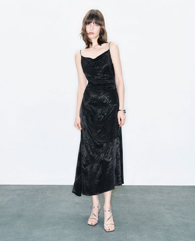  URBAN REVIVO - Đầm dài hai dây dáng chữ A Emobssed 