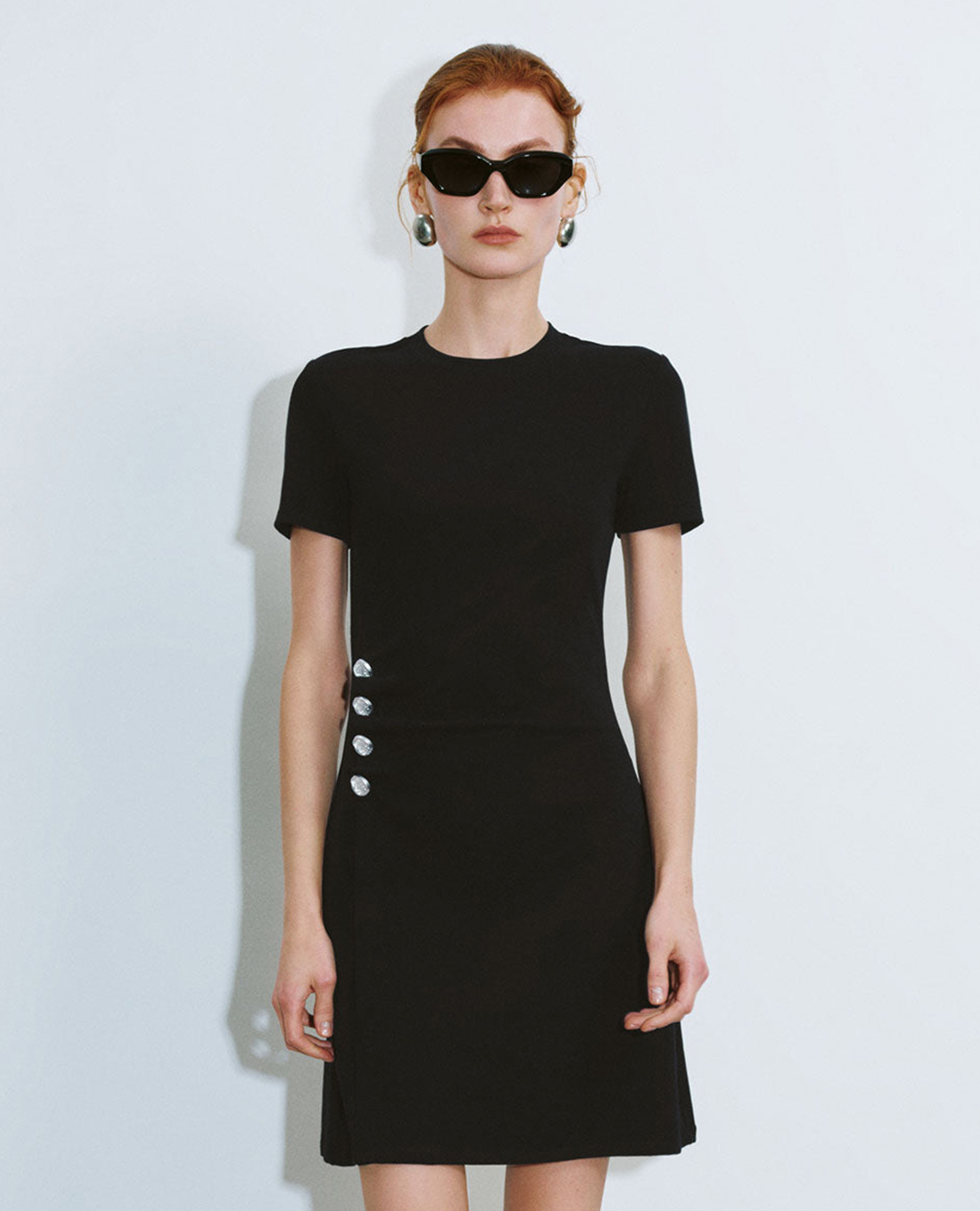 URBAN REVIVO - Đầm mini cổ tròn tay ngắn phom ôm Straight