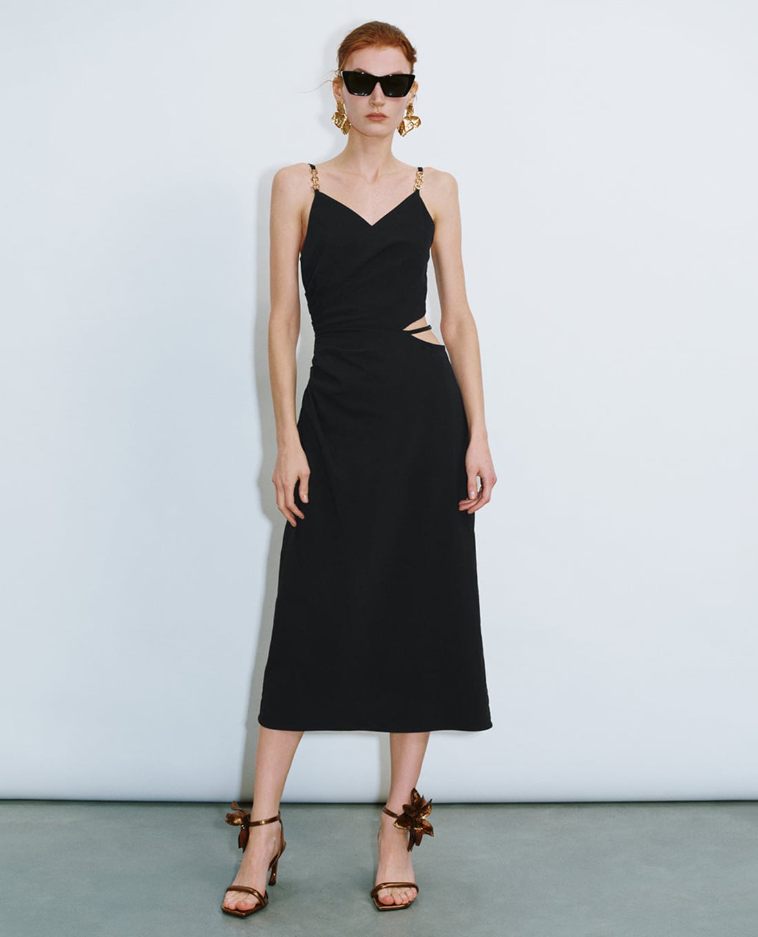 URBAN REVIVO - Đầm hai dây midi cut-out cổ V