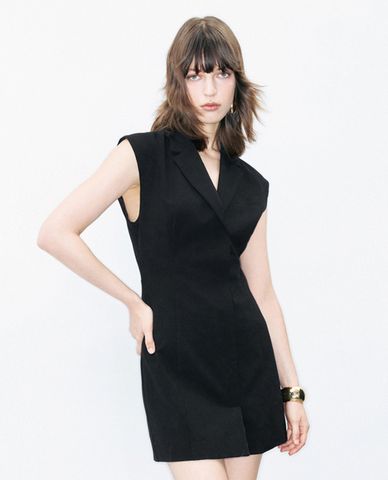  URBAN REVIVO - Đầm sát nách cổ V sang trọng 