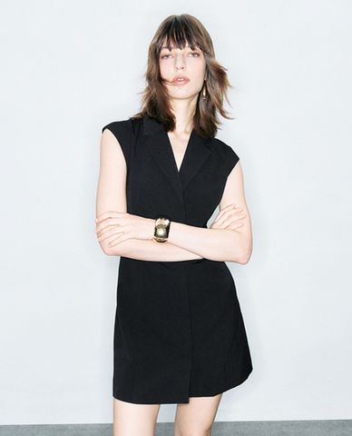  URBAN REVIVO - Đầm sát nách cổ V sang trọng 