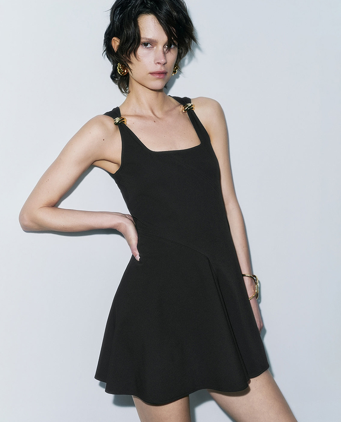 URBAN REVIVO - Đầm hai dây mini cổ vuông Metal Accent