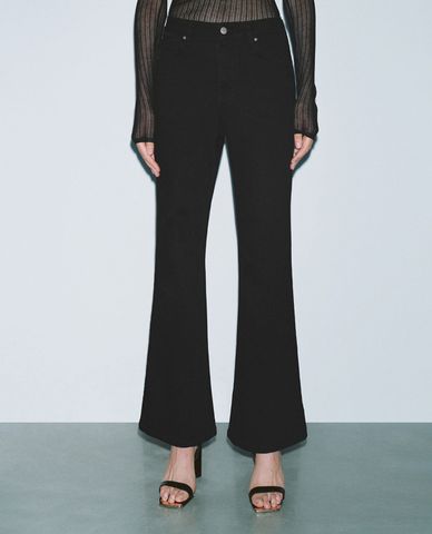  URBAN REVIVO - Quần jeans nữ ống loe thanh lịch 