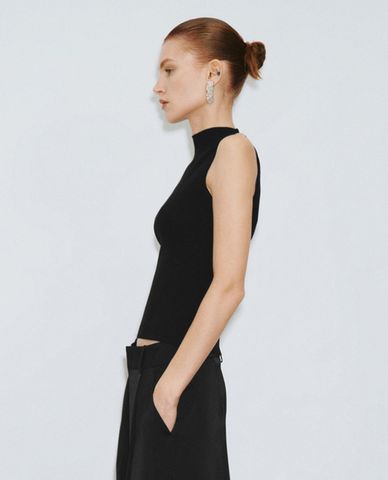  URBAN REVIVO - Áo sát nách dệt kim cổ trụ phom ôm nữ tính 