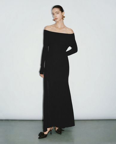  URBAN REVIVO - Đầm dệt kim trễ vai phom midi 