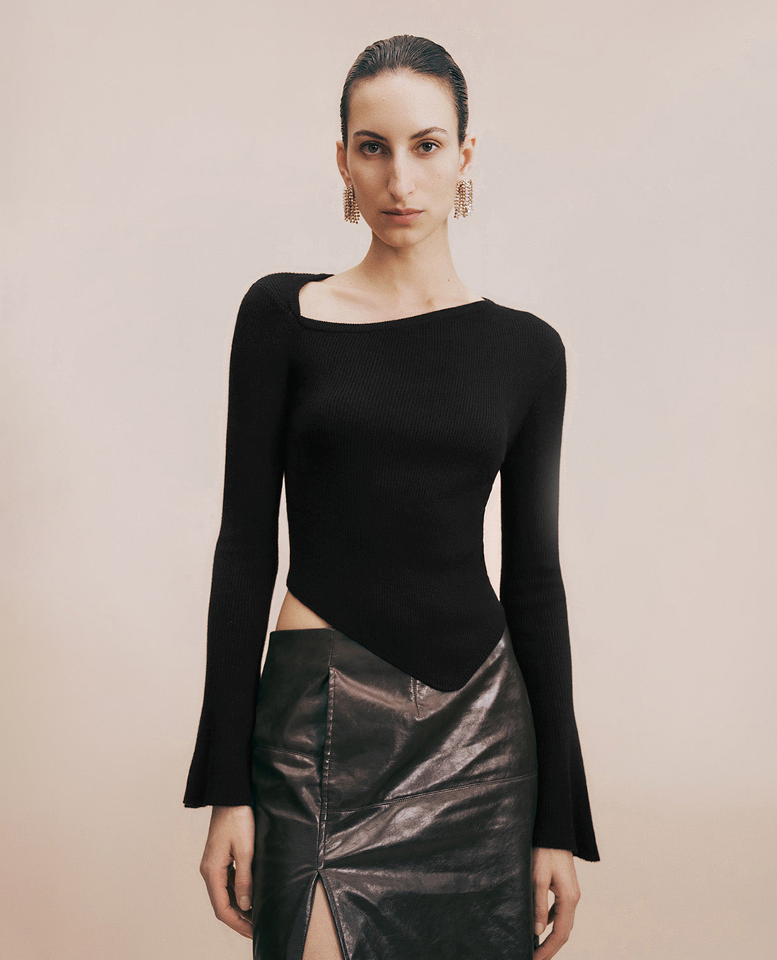 URBAN REVIVO - Áo kiểu nữ tay dài phom ôm One Shoulder