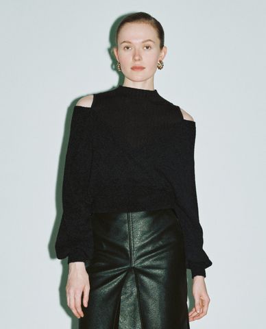  URBAN REVIVO - Áo dệt kim nữ tay dài phom ôm Cold Shoulder 