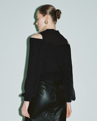  URBAN REVIVO - Áo dệt kim nữ tay dài phom ôm Cold Shoulder 