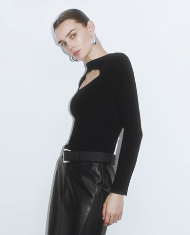  URBAN REVIVO - Áo dệt kim nữ tay dài phom ôm Cut Out Front 