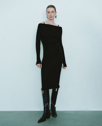  URBAN REVIVO - Đầm dệt kim midi trễ vai 