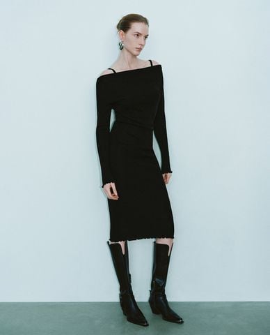  URBAN REVIVO - Đầm dệt kim midi trễ vai 