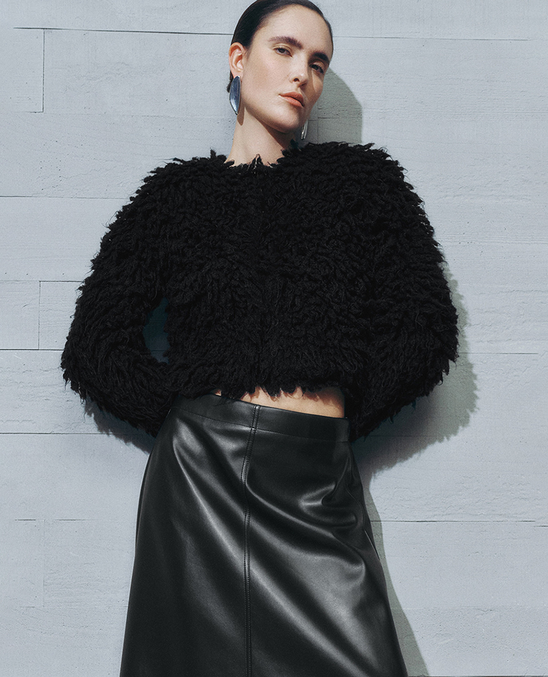 URBAN REVIVO - Áo sweater nữ cổ tròn lông xù