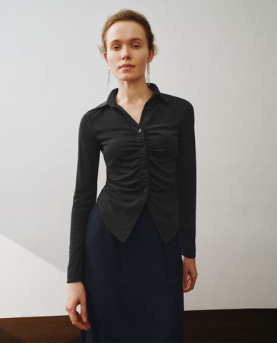  URBAN REVIVO - Áo sơ mi nữ cổ bẻ tay dài phom ôm nữ tính 