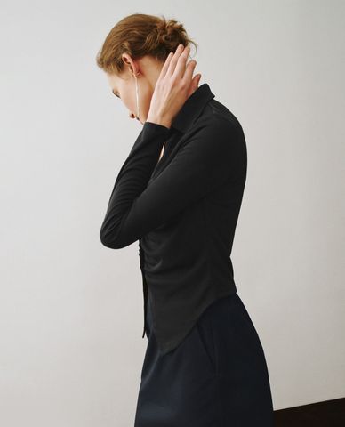  URBAN REVIVO - Áo sơ mi nữ cổ bẻ tay dài phom ôm nữ tính 