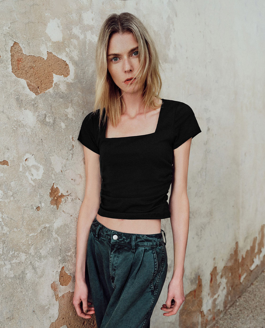 URBAN REVIVO - Áo thun nữ cổ vuông tay ngắn Ruched Square