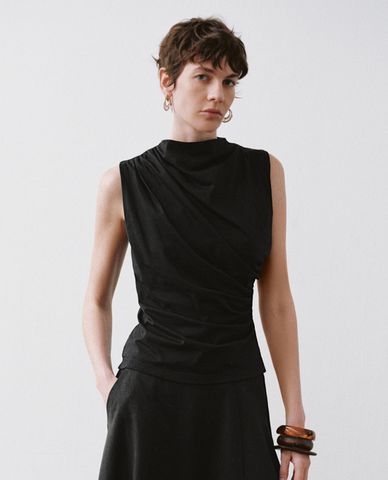  URBAN REVIVO - Áo kiểu nữ cổ cao sát nách phom ôm tôn dáng 