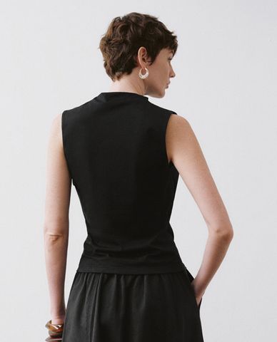  URBAN REVIVO - Áo kiểu nữ cổ cao sát nách phom ôm tôn dáng 