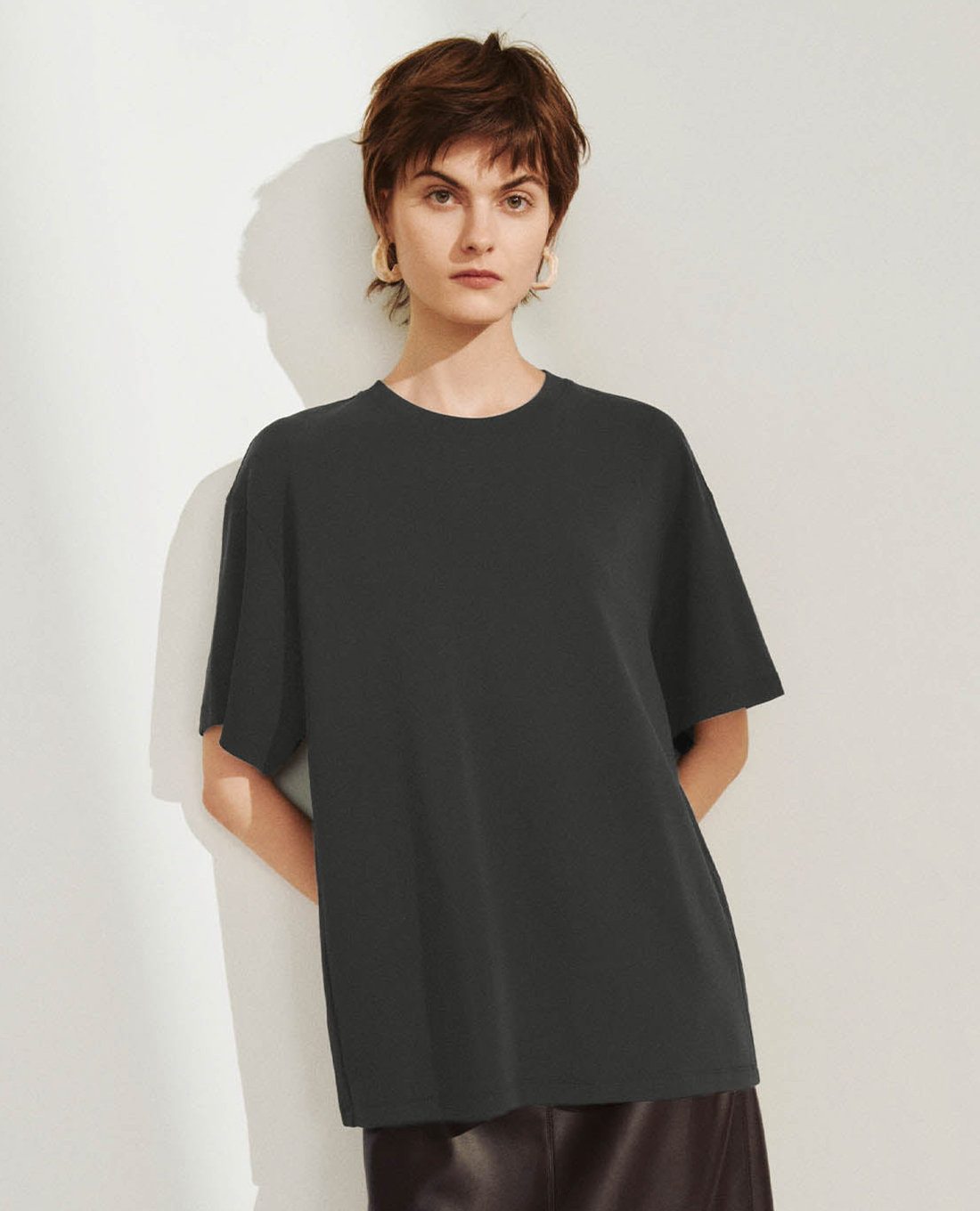 URBAN REVIVO - Áo thun nữ cổ tròn tay ngắn hiện đại