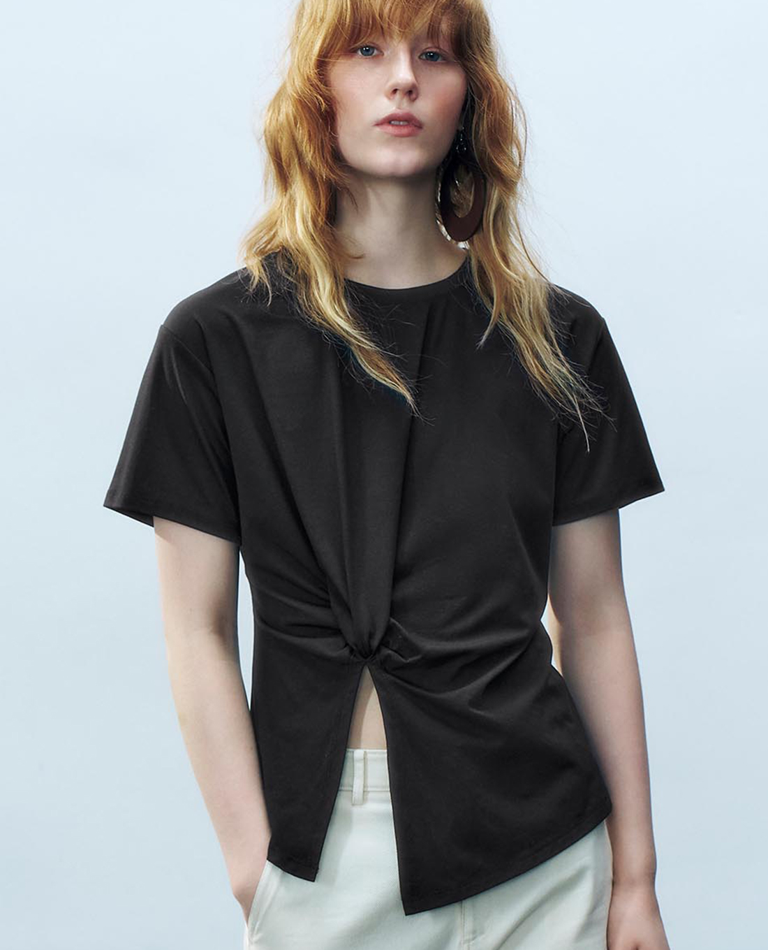 URBAN REVIVO - Áo kiểu nữ tay ngắn xoắn eo Twisted