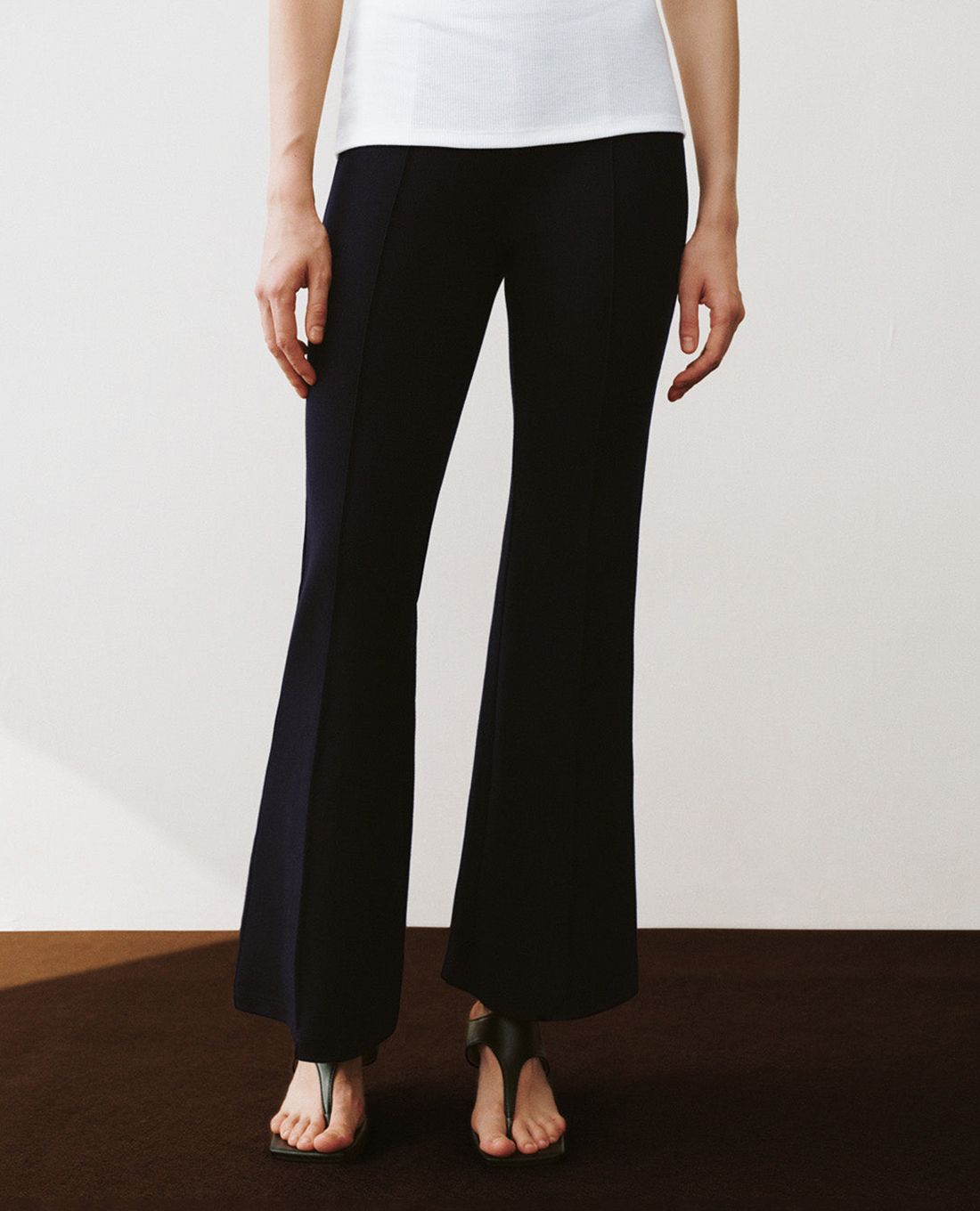 URBAN REVIVO - Quần nữ ống loe lưng cao tôn dáng