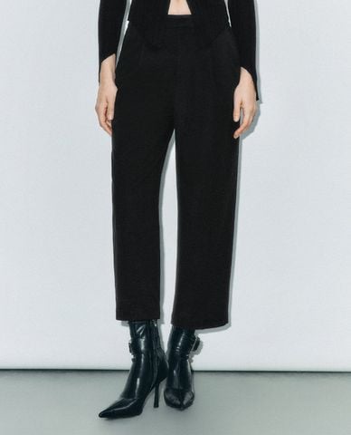  URBAN REVIVO - Quần nữ ống đứng xếp li thanh lịch Carrot 