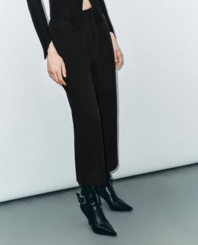  URBAN REVIVO - Quần nữ ống đứng xếp li thanh lịch Carrot 