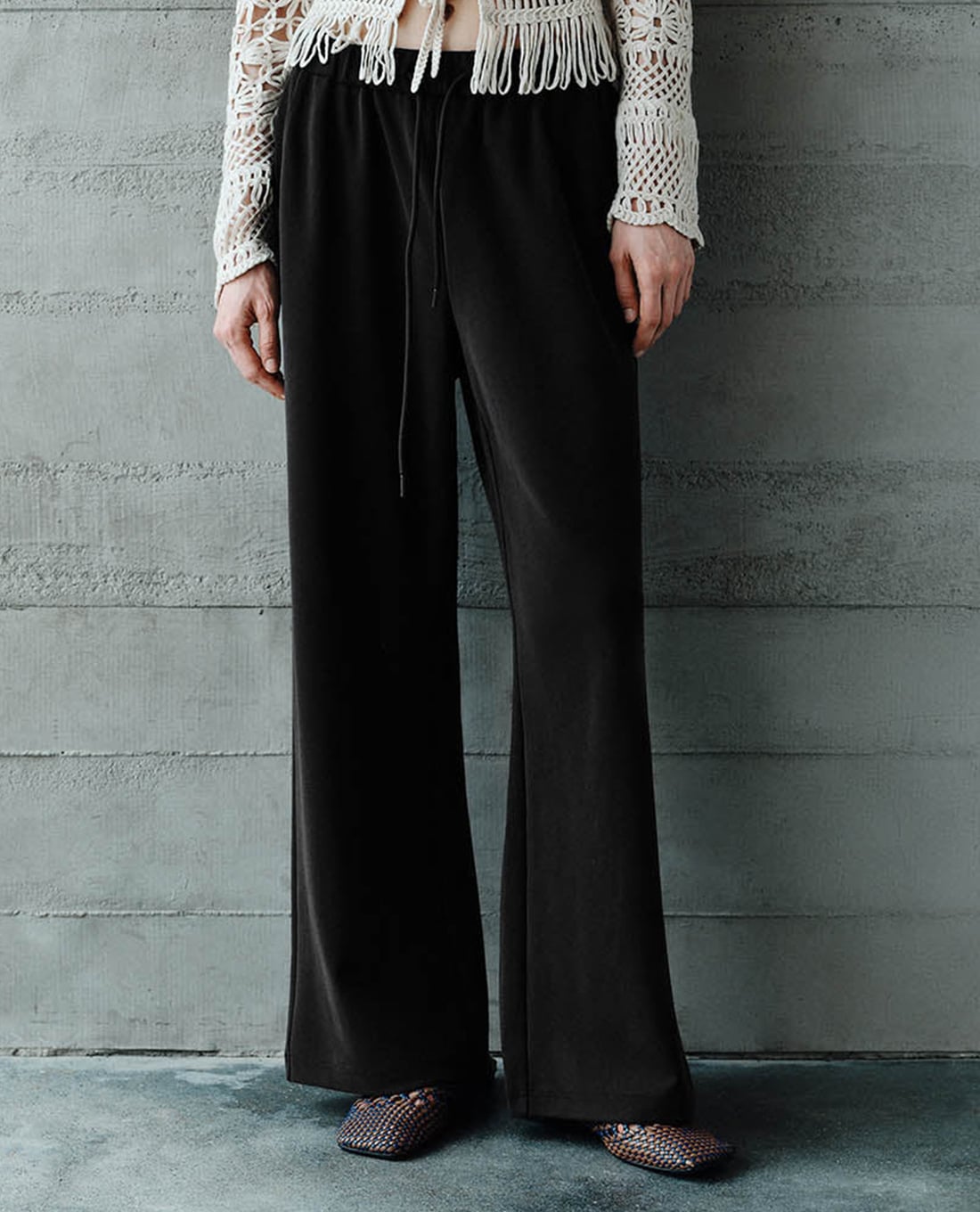 URBAN REVIVO - Quần nữ ống rộng lưng thun hiện đại