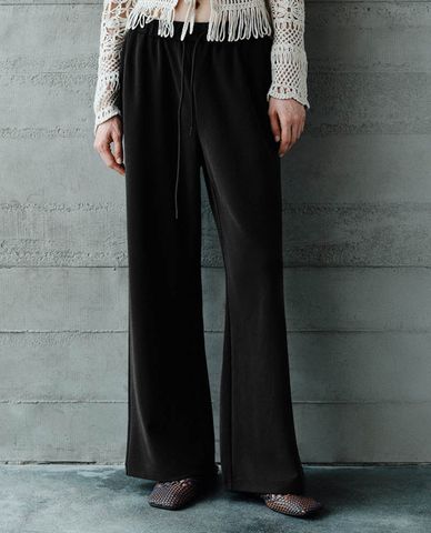  URBAN REVIVO - Quần nữ ống rộng lưng thun hiện đại 