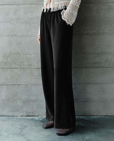  URBAN REVIVO - Quần nữ ống rộng lưng thun hiện đại 