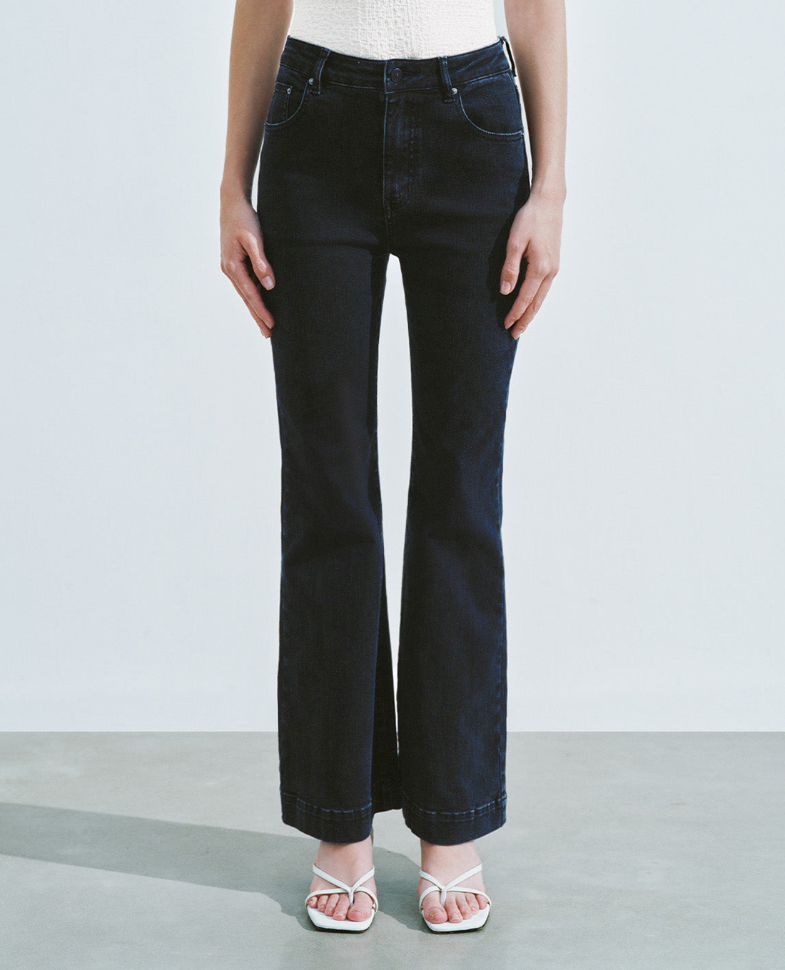 URBAN REVIVO - Quần jeans nữ ống loe phom ôm cá tính