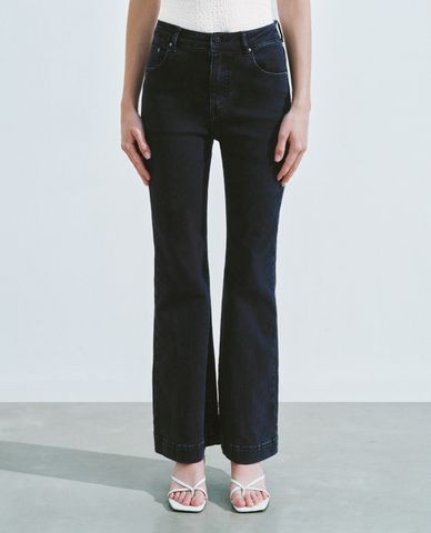  URBAN REVIVO - Quần jeans nữ ống loe phom ôm cá tính 