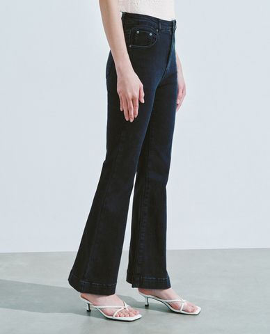  URBAN REVIVO - Quần jeans nữ ống loe phom ôm cá tính 